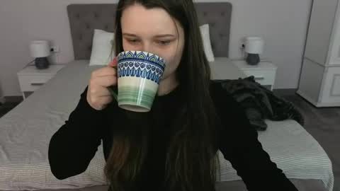 Snapshot of magicpeachhs chatting on April 20, 5:43 am Emily online show from April 20, 5:43 am