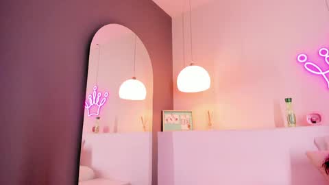 Snapshot of maia_pirvu chatting on May 16, 9:35 pm M A I A online show from May 16, 9:35 pm