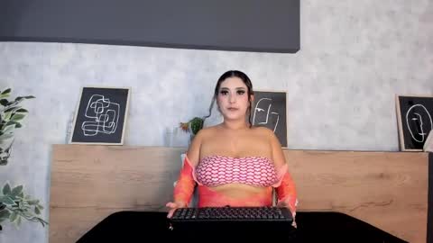 Snapshot of maia_pirvu chatting on May 18, 3:24 am M A I A online show from May 18, 3:24 am