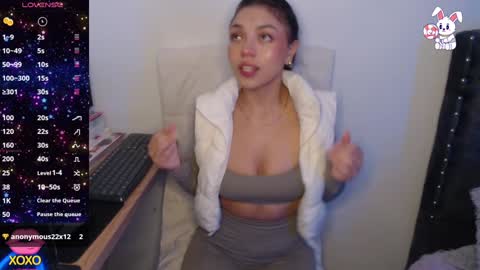 Snapshot of maiaa_evans chatting on December 4, 2:31 am    t  online show from December 4, 2:31 am