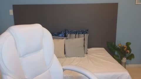 Maiaa Ruiz  online show from February 25, 1:28 pm