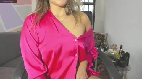 Snapshot of maiaconnor chatting on February 21, 11:10 pm online show from February 21, 11:10 pm