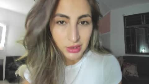 Snapshot of maiaconnor chatting on February 27, 2:22 am online show from February 27, 2:22 am