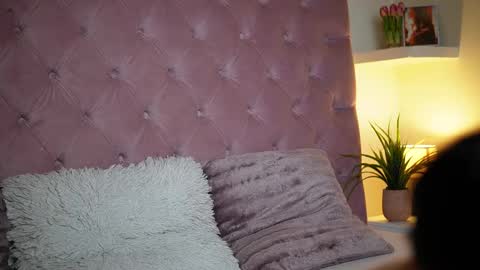  Maia  online show from March 4, 9:32 pm