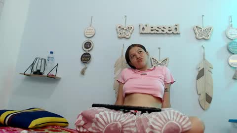 Snapshot of maidycute18 chatting on April 22, 7:37 pm MAIDY online show from April 22, 7:37 pm
