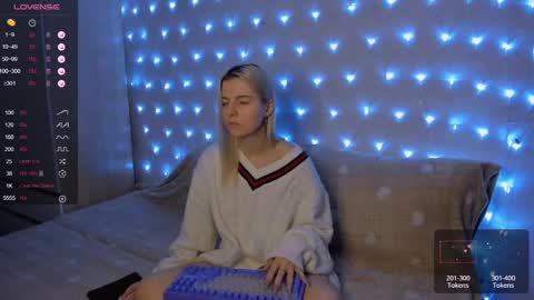 Snapshot of mailin_harrington chatting on December 19, 3:30 pm Your kitty online show from December 19, 3:30 pm