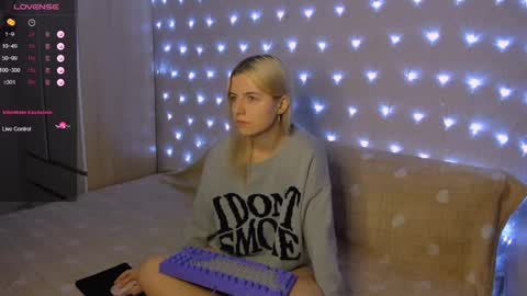 Snapshot of mailin_harrington chatting on December 24, 2:21 am Your kitty online show from December 24, 2:21 am