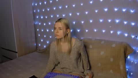 Snapshot of mailin_harrington chatting on February 6, 3:31 pm Your kitty online show from February 6, 3:31 pm