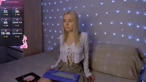 Snapshot of mailin_harrington chatting on September 19, 3:45 pm Your kitty online show from September 19, 3:45 pm