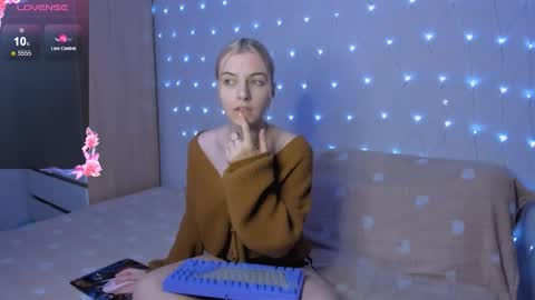 Snapshot of mailin_harrington chatting on October 16, 3:35 pm Your kitty online show from October 16, 3:35 pm