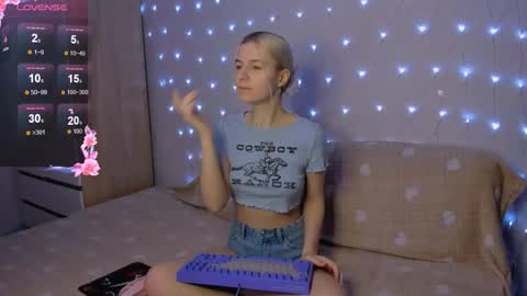 Snapshot of mailin_harrington chatting on December 20, 4:03 pm Your kitty online show from December 20, 4:03 pm