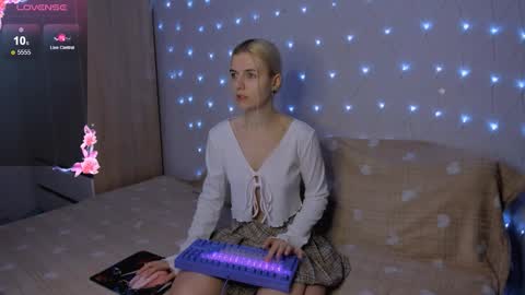 Snapshot of mailin_harrington chatting on February 21, 4:52 pm Your kitty online show from February 21, 4:52 pm