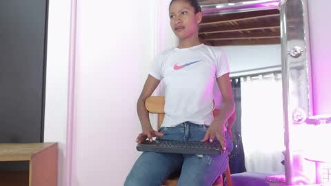 Snapshot of mailyn_gold chatting on May 4, 11:50 am mailyn_gold online show from May 4, 11:50 am