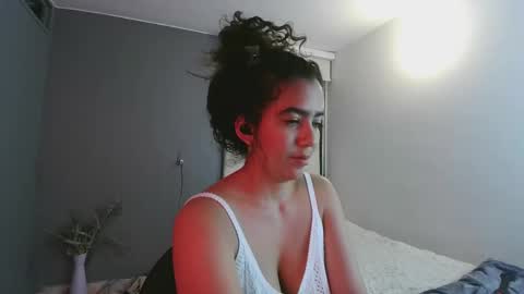 Snapshot of maithe_perroni chatting on March 8, 1:06 am Lauu online show from March 8, 1:06 am