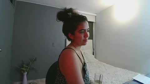 Snapshot of maithe_perroni chatting on March 10, 12:07 am Lauu online show from March 10, 12:07 am