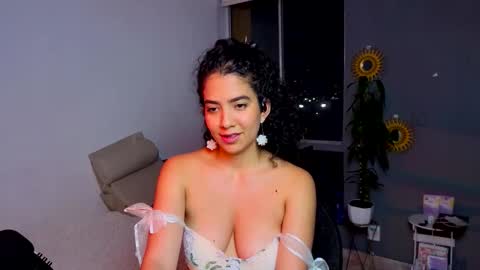 Snapshot of maithe_perroni chatting on February 6, 12:26 am Lauu online show from February 6, 12:26 am