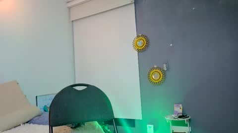 Snapshot of maithe_perroni chatting on February 20, 12:18 am Lauu online show from February 20, 12:18 am