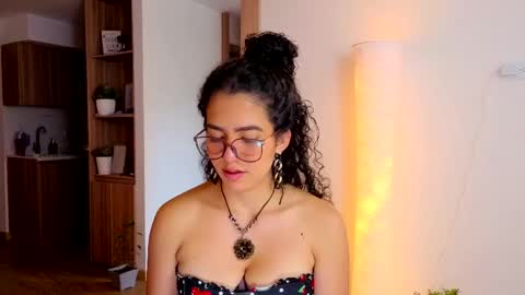 Snapshot of maithe_perroni chatting on April 10, 8:24 pm Lauu online show from April 10, 8:24 pm