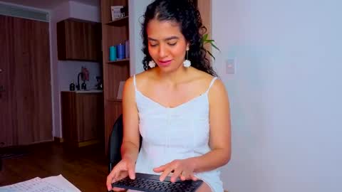 Snapshot of maithe_perroni chatting on April 14, 6:36 pm Lauu online show from April 14, 6:36 pm