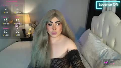 Snapshot of majestydannaxx chatting on April 24, 3:53 am majestydannaxx online show from April 24, 3:53 am
