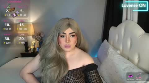 Snapshot of majestydannaxx chatting on April 27, 2:53 am majestydannaxx online show from April 27, 2:53 am