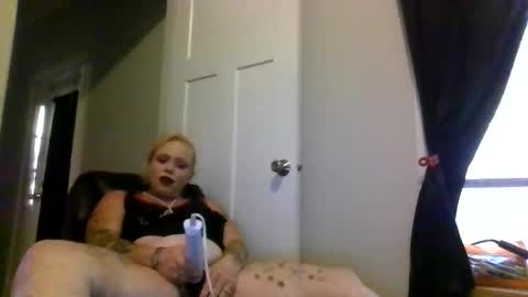 Snapshot of make_me_cum_69x chatting on May 17, 12:01 pm make_me_cum_69x online show from May 17, 12:01 pm