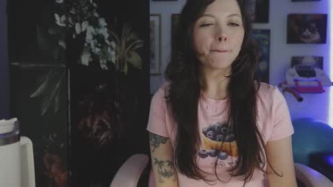 Snapshot of makiyahbelle2 chatting on January 16, 9:57 am MakiyahBelle online show from January 16, 9:57 am