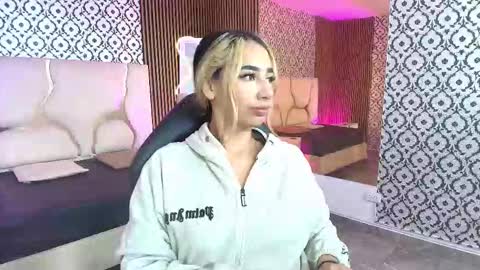 Malory  online show from January 10, 7:04 pm