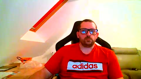 Snapshot of malou2927 chatting on December 1, 8:20 pm breton online show from December 1, 8:20 pm