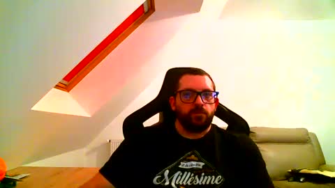 Snapshot of malou2927 chatting on December 31, 5:51 pm breton online show from December 31, 5:51 pm