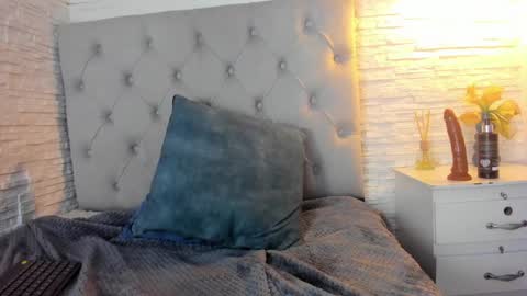 Mandy Val online show from December 3, 11:24 pm