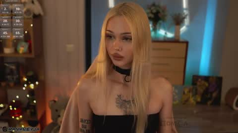 Snapshot of manifreyja chatting on April 8, 6:08 pm Amelie online show from April 8, 6:08 pm