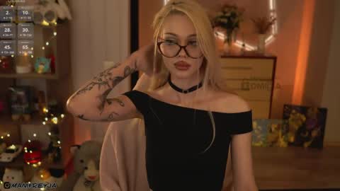 Snapshot of manifreyja chatting on April 12, 6:57 pm Amelie online show from April 12, 6:57 pm