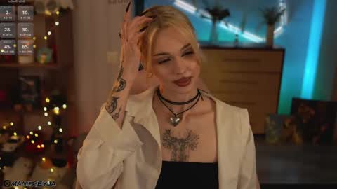Snapshot of manifreyja chatting on April 15, 8:31 pm Amelie online show from April 15, 8:31 pm