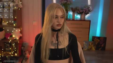 Snapshot of manifreyja chatting on April 24, 8:11 pm Amelie online show from April 24, 8:11 pm