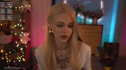 Snapshot of manifreyja chatting on April 27, 8:40 pm Amelie online show from April 27, 8:40 pm