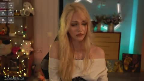 Snapshot of manifreyja chatting on April 30, 8:57 pm Amelie online show from April 30, 8:57 pm