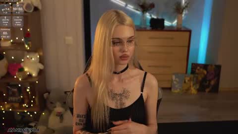 Snapshot of manifreyja chatting on June 14, 2:24 am Amelie online show from June 14, 2:24 am