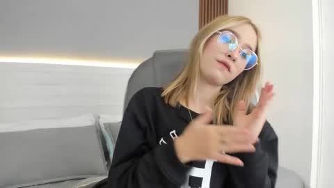 mara_33 online show from December 16, 8:14 pm