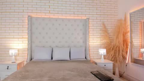 mara_winters_ online show from February 19, 12:12 pm