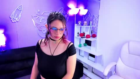 Snapshot of maramartinez_ chatting on May 1, 6:23 pm maramartinez_ online show from May 1, 6:23 pm