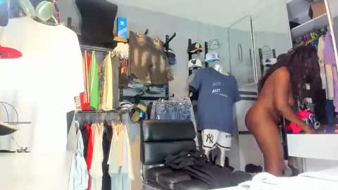 Snapshot of mareiaa chatting on October 17, 7:05 pm Mareia online show from October 17, 7:05 pm