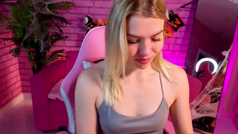 Snapshot of margo_robbbie chatting on October 25, 1:13 am margo_robbbie online show from October 25, 1:13 am