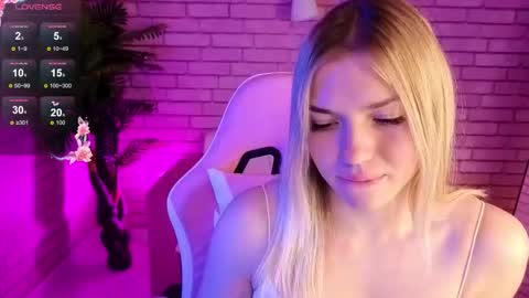 Snapshot of margo_robbbie chatting on November 19, 1:55 pm margo_robbbie online show from November 19, 1:55 pm