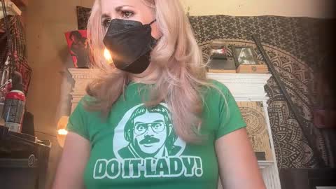 Elle online show from October 31, 4:30 pm