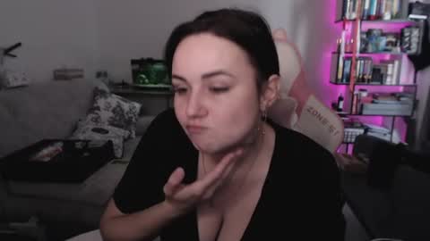 Snapshot of mari_moore7 chatting on July 15, 7:35 am mari moore online show from July 15, 7:35 am