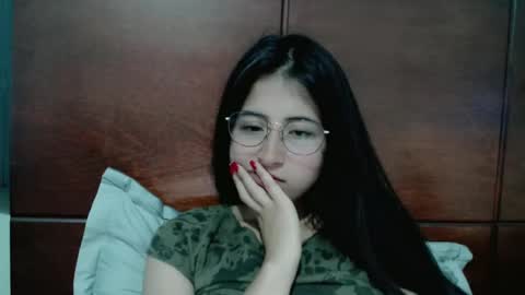 Snapshot of marie_pourtoi69 chatting on December 17, 5:18 am 700 pm Washington time online show from December 17, 5:18 am