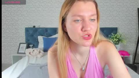 Snapshot of mariel_brown chatting on December 12, 11:29 am mariel_brown online show from December 12, 11:29 am