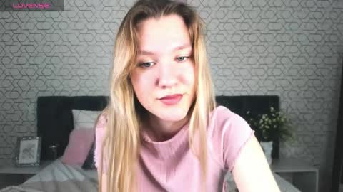 Snapshot of mariel_brown chatting on January 6, 5:59 pm mariel_brown online show from January 6, 5:59 pm