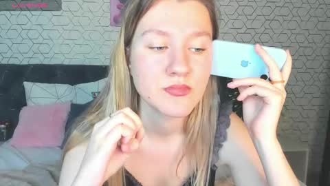 Snapshot of mariel_brown chatting on January 7, 6:14 pm mariel_brown online show from January 7, 6:14 pm
